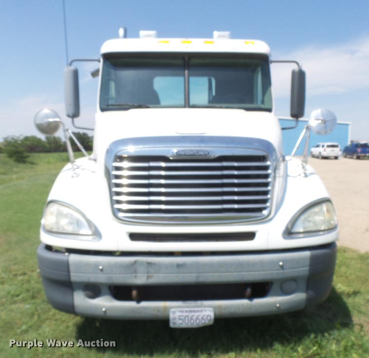 image for item DC3926 2006 Freightliner Columbia L120 semi truck