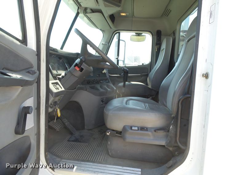 image for item DC3926 2006 Freightliner Columbia L120 semi truck