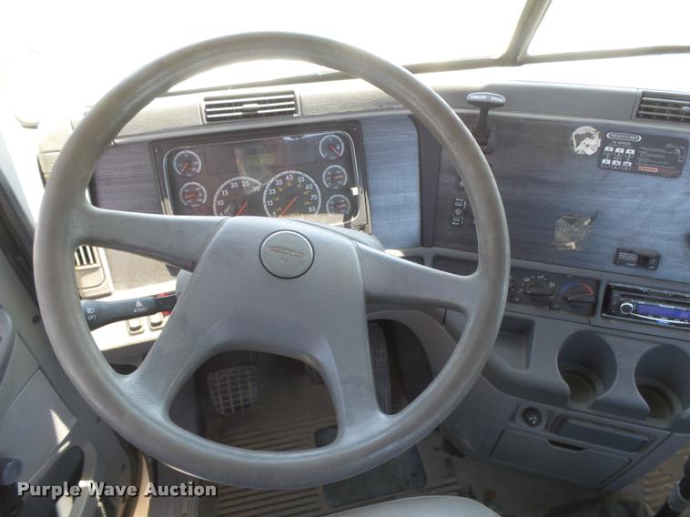 image for item DC3926 2006 Freightliner Columbia L120 semi truck