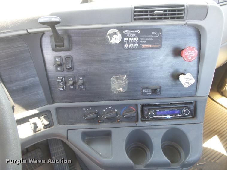 image for item DC3926 2006 Freightliner Columbia L120 semi truck