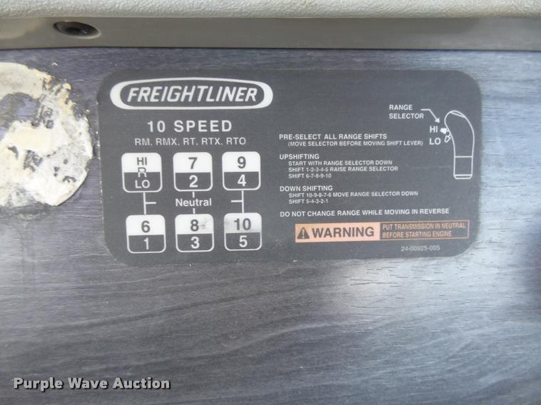 image for item DC3926 2006 Freightliner Columbia L120 semi truck