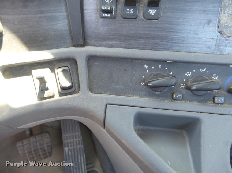 image for item DC3926 2006 Freightliner Columbia L120 semi truck