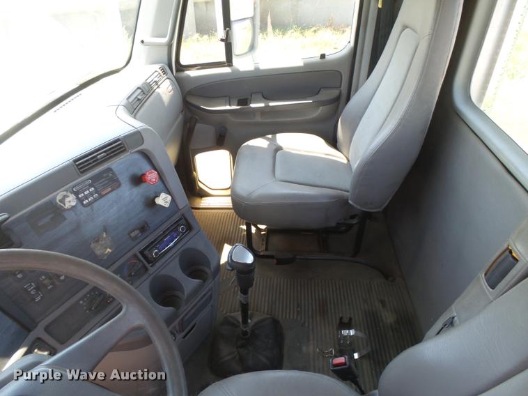 image for item DC3926 2006 Freightliner Columbia L120 semi truck