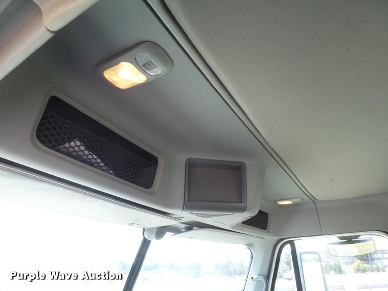 image for item DC3926 2006 Freightliner Columbia L120 semi truck