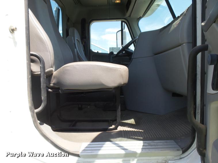 image for item DC3926 2006 Freightliner Columbia L120 semi truck