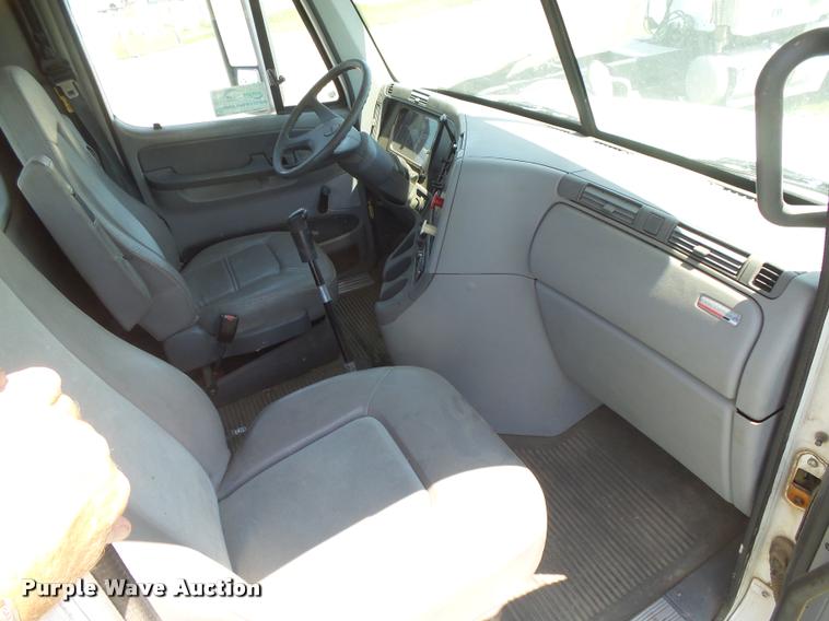 image for item DC3926 2006 Freightliner Columbia L120 semi truck