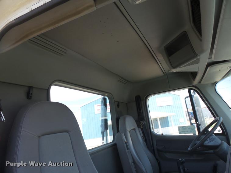 image for item DC3926 2006 Freightliner Columbia L120 semi truck