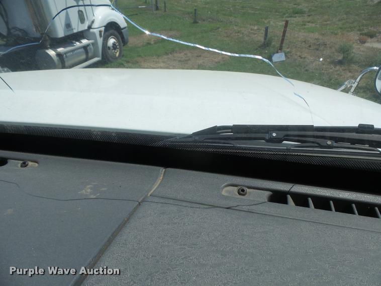 image for item DC3926 2006 Freightliner Columbia L120 semi truck