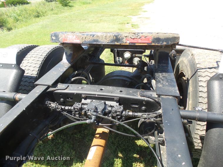 image for item DC3926 2006 Freightliner Columbia L120 semi truck