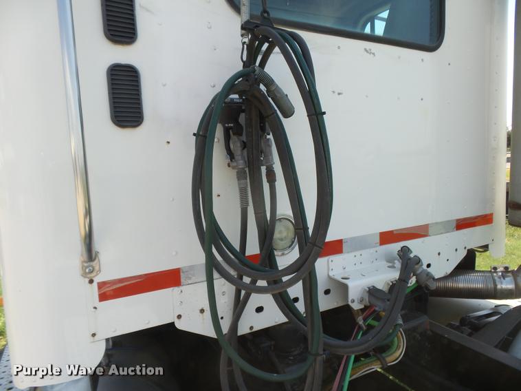 image for item DC3926 2006 Freightliner Columbia L120 semi truck