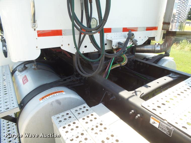 image for item DC3926 2006 Freightliner Columbia L120 semi truck