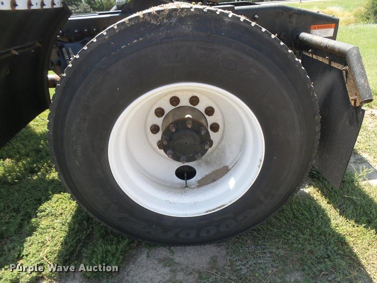 image for item DC3926 2006 Freightliner Columbia L120 semi truck