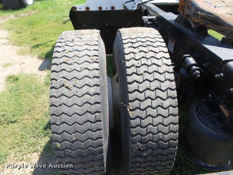 image for item DC3926 2006 Freightliner Columbia L120 semi truck