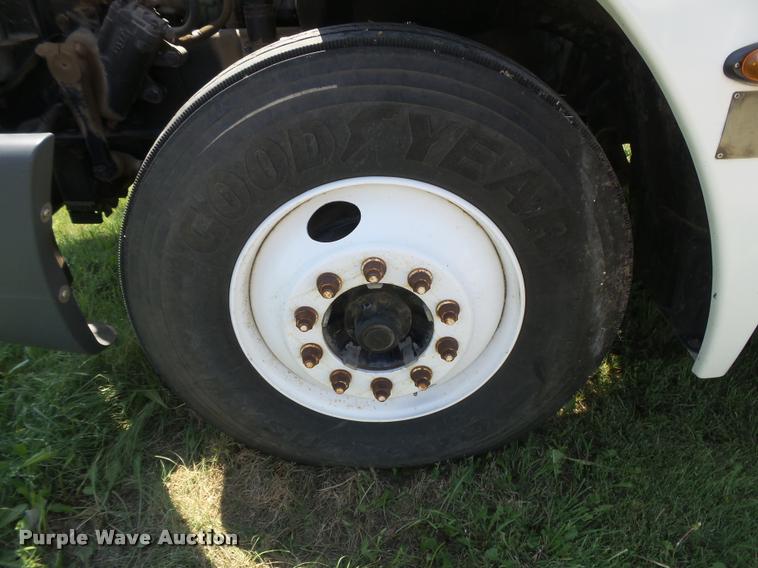 image for item DC3926 2006 Freightliner Columbia L120 semi truck