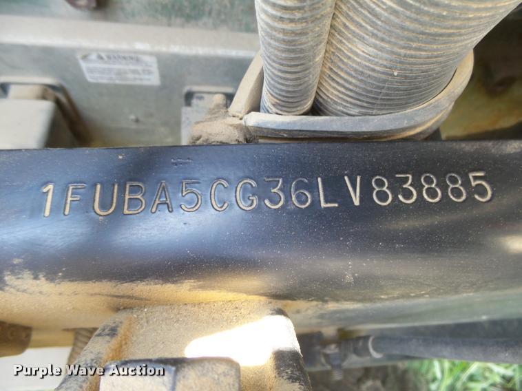 image for item DC3926 2006 Freightliner Columbia L120 semi truck