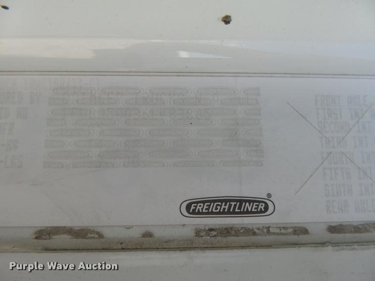 image for item DC3926 2006 Freightliner Columbia L120 semi truck
