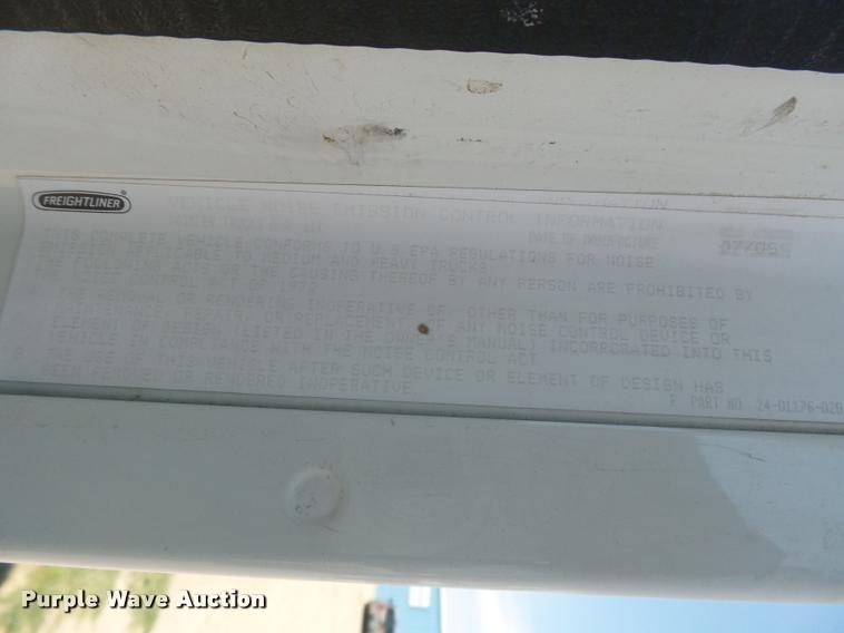 image for item DC3926 2006 Freightliner Columbia L120 semi truck