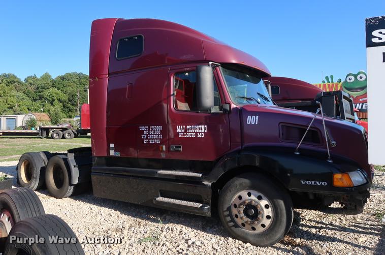 image for item DD1622 2002 Volvo VNL semi truck