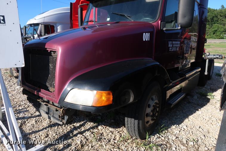 image for item DD1622 2002 Volvo VNL semi truck