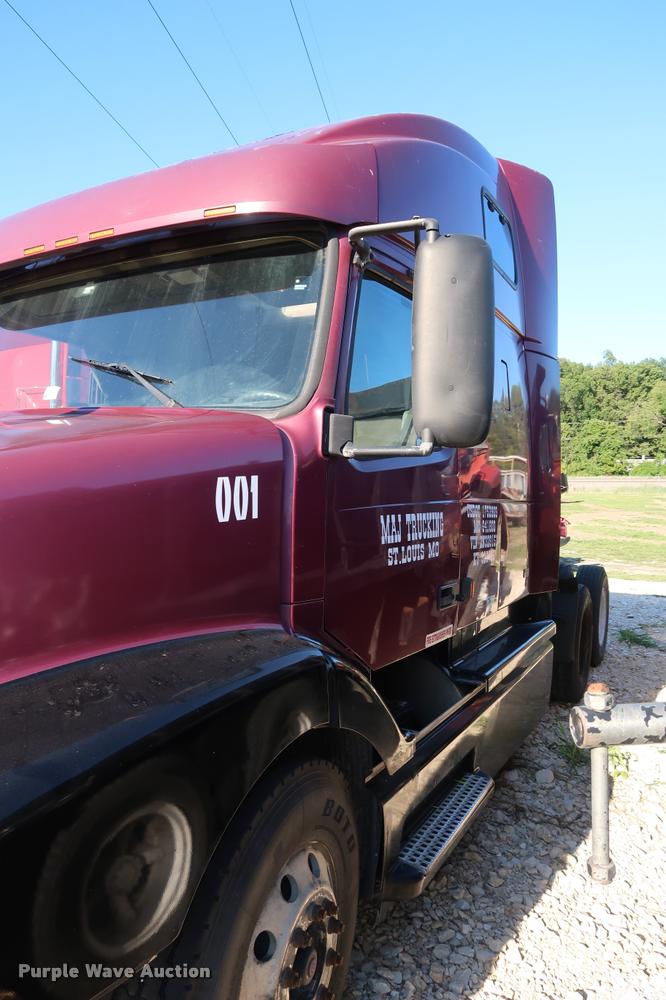 image for item DD1622 2002 Volvo VNL semi truck