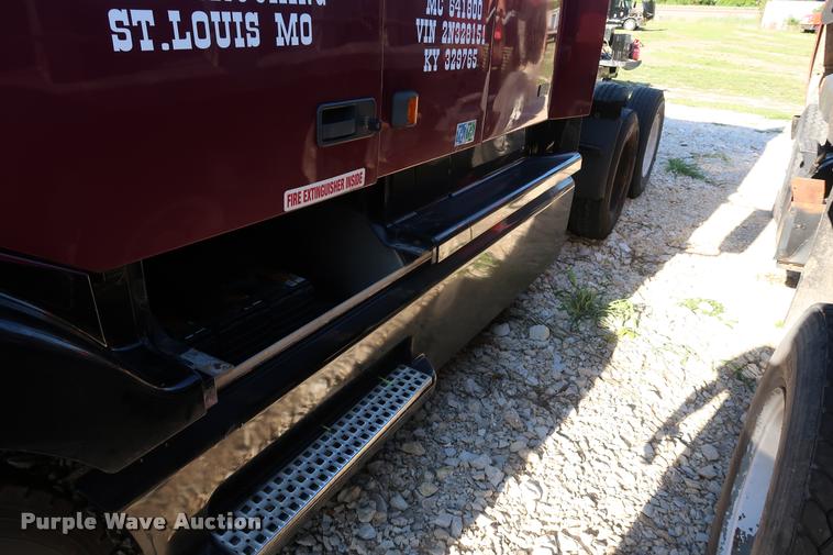 image for item DD1622 2002 Volvo VNL semi truck