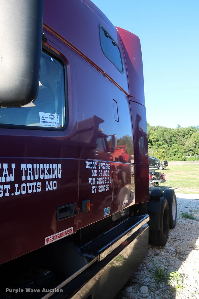 image for item DD1622 2002 Volvo VNL semi truck