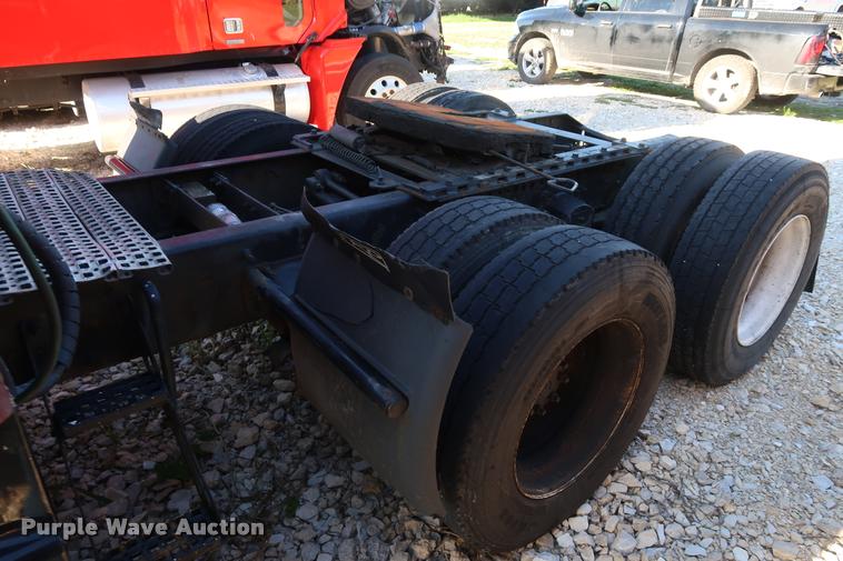 image for item DD1622 2002 Volvo VNL semi truck