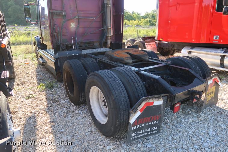 image for item DD1622 2002 Volvo VNL semi truck