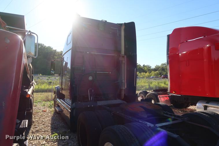 image for item DD1622 2002 Volvo VNL semi truck