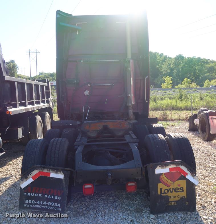 image for item DD1622 2002 Volvo VNL semi truck