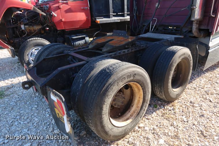 image for item DD1622 2002 Volvo VNL semi truck