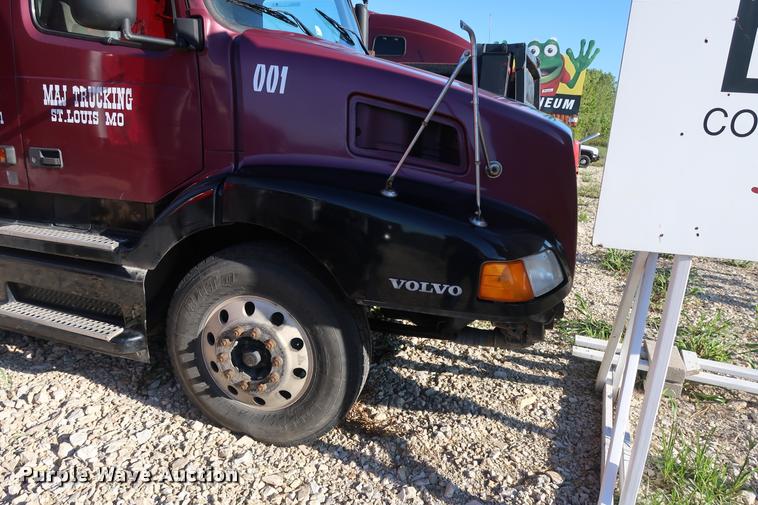 image for item DD1622 2002 Volvo VNL semi truck