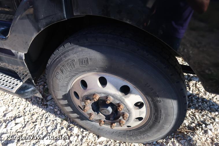 image for item DD1622 2002 Volvo VNL semi truck