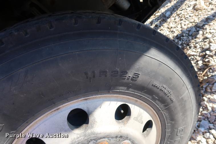 image for item DD1622 2002 Volvo VNL semi truck