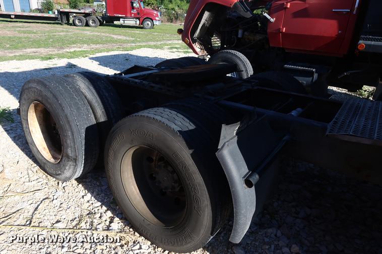 image for item DD1622 2002 Volvo VNL semi truck