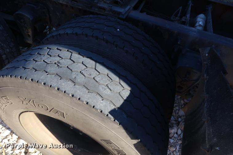 image for item DD1622 2002 Volvo VNL semi truck