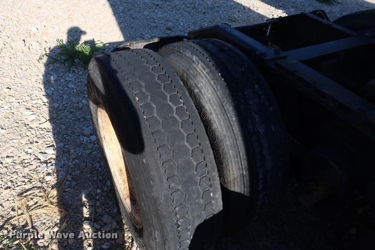 image for item DD1622 2002 Volvo VNL semi truck