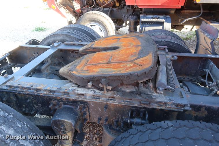 image for item DD1622 2002 Volvo VNL semi truck