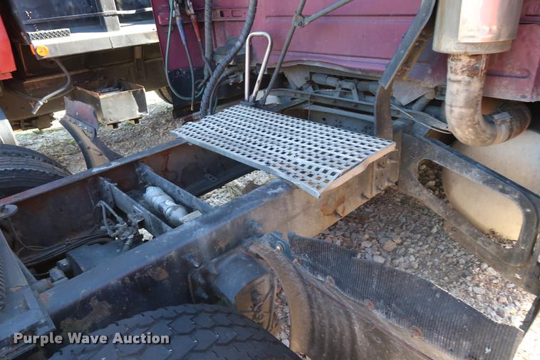 image for item DD1622 2002 Volvo VNL semi truck