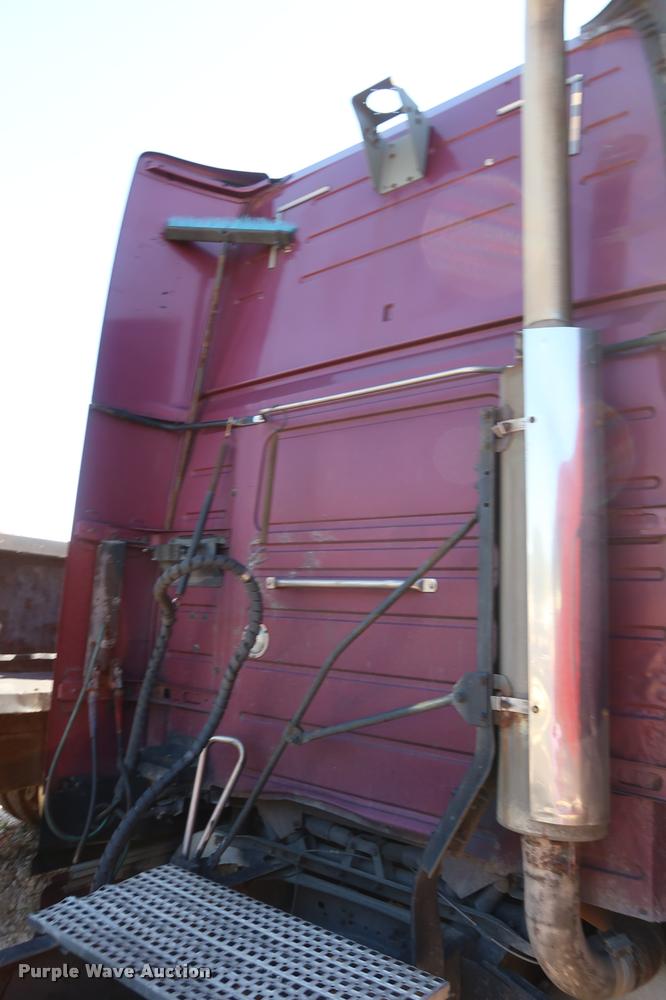 image for item DD1622 2002 Volvo VNL semi truck