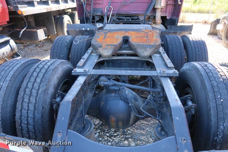 image for item DD1622 2002 Volvo VNL semi truck