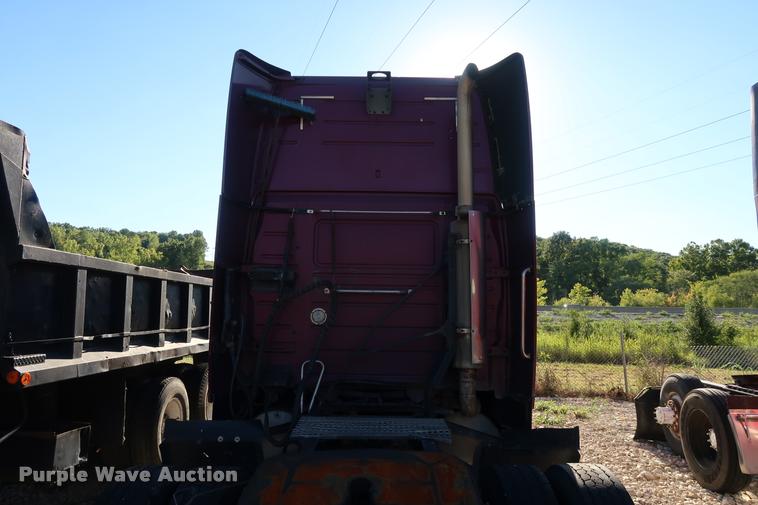 image for item DD1622 2002 Volvo VNL semi truck