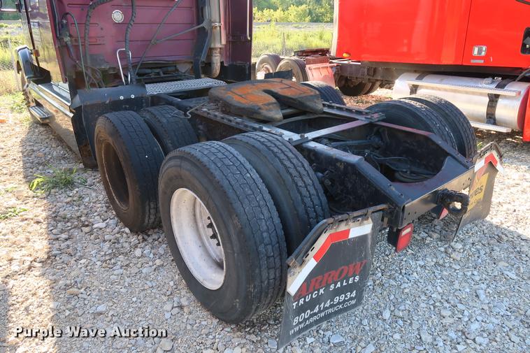 image for item DD1622 2002 Volvo VNL semi truck