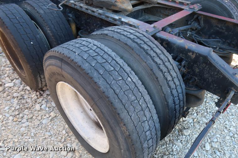 image for item DD1622 2002 Volvo VNL semi truck