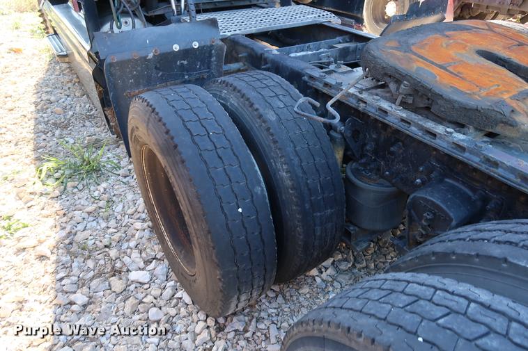 image for item DD1622 2002 Volvo VNL semi truck