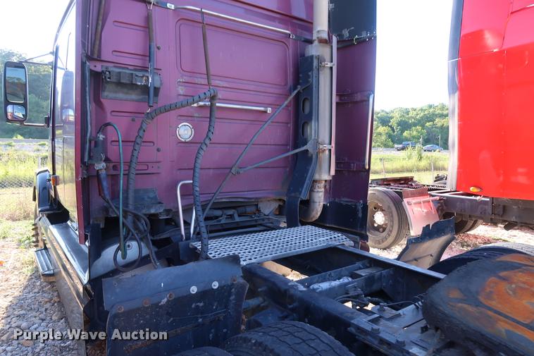 image for item DD1622 2002 Volvo VNL semi truck
