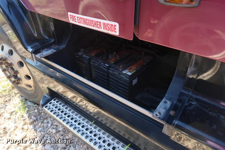 image for item DD1622 2002 Volvo VNL semi truck