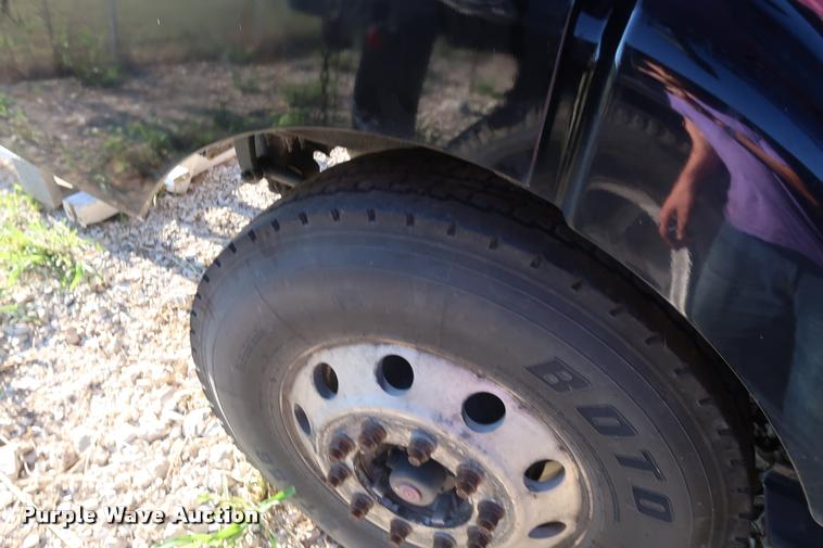 image for item DD1622 2002 Volvo VNL semi truck