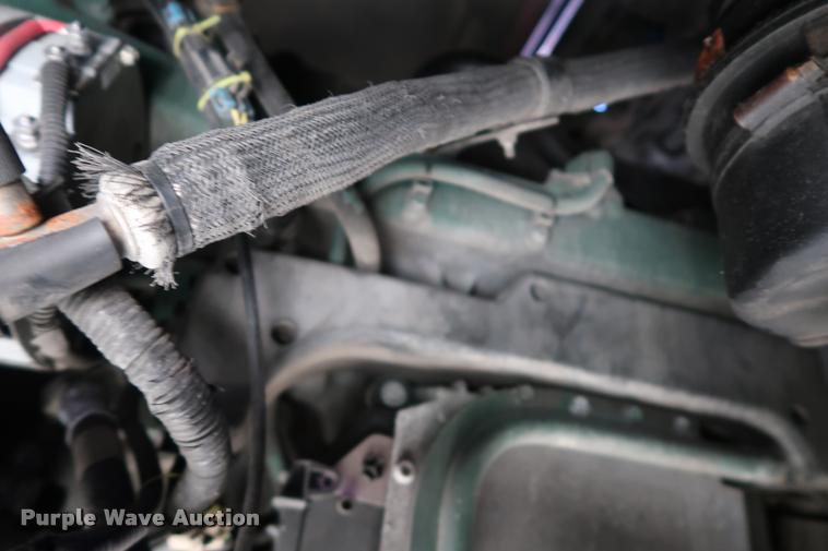 image for item DD1622 2002 Volvo VNL semi truck