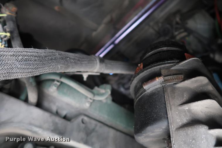 image for item DD1622 2002 Volvo VNL semi truck